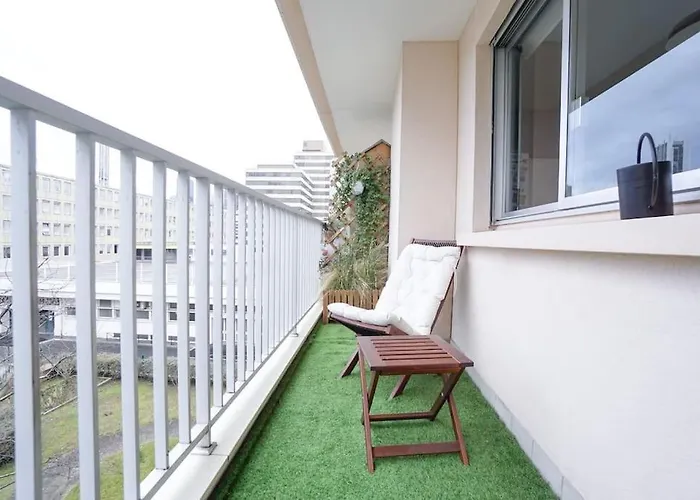 Spacious & Cozy 2-Room With Balcony